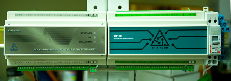 Фотография контроллеров CP-30 и CP-32 input/output module в лаборатории интеграторов этой компании<
